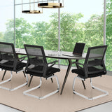 Tres sillas viga voladiza INVENTOR V negras con respaldo de malla y base de patines de metal de hjh OFFICE