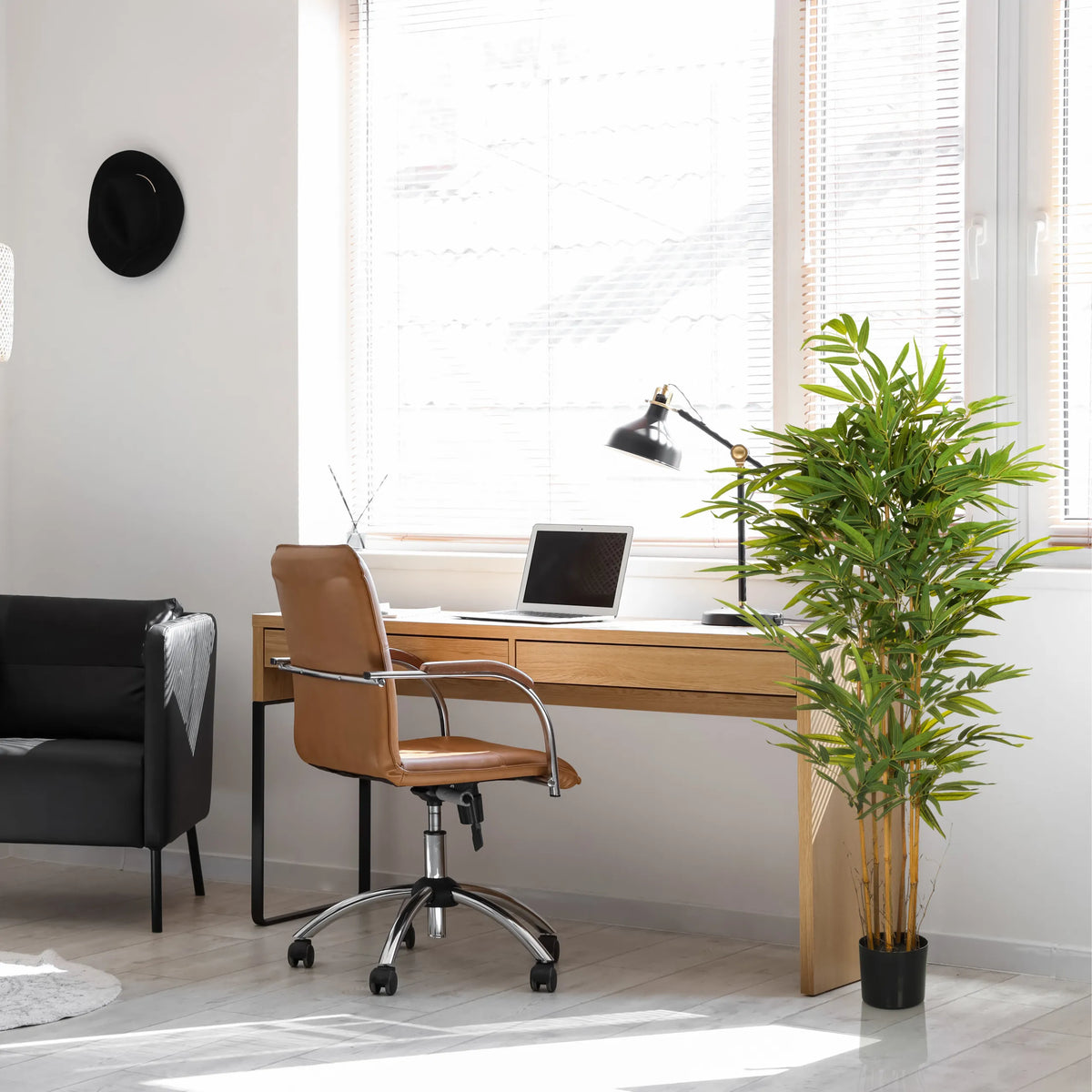 Planta artificial verde BAMBUS II en una maceta negra en una oficina en casa de hjh OFFICE