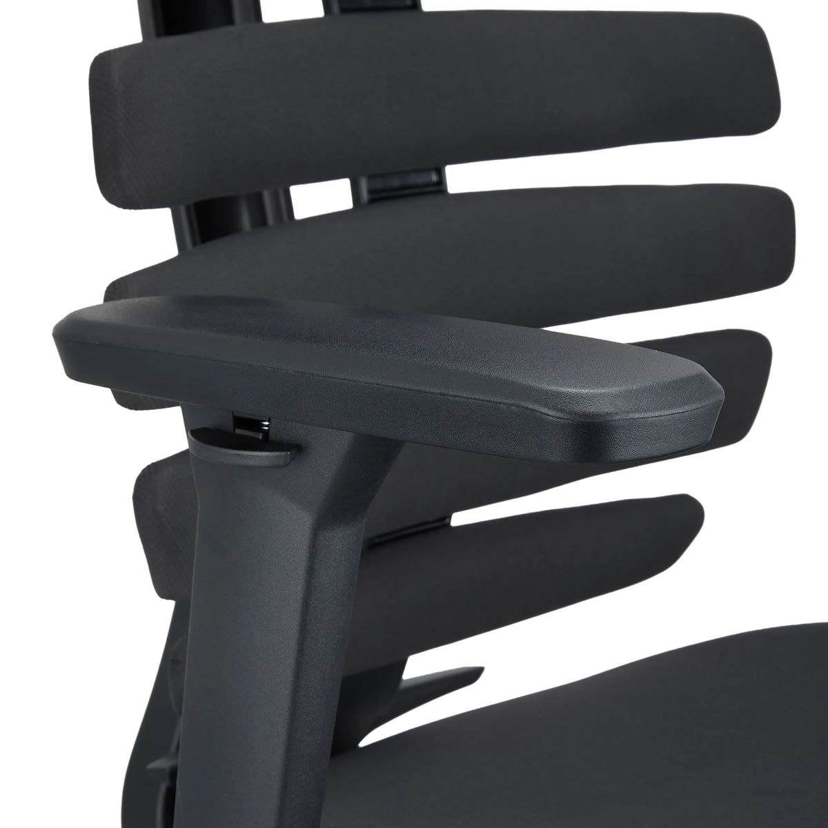 Reposabrazos negro de la silla de oficina profesional ERGO LINE II delante del respaldo segmentado de hjh OFFICE