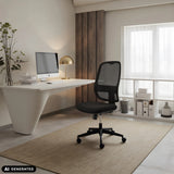 Silla de oficina profesional Minoro B negra con respaldo de malla en una oficina en casa luminosa de hjh OFFICE (imagen generada por IA)