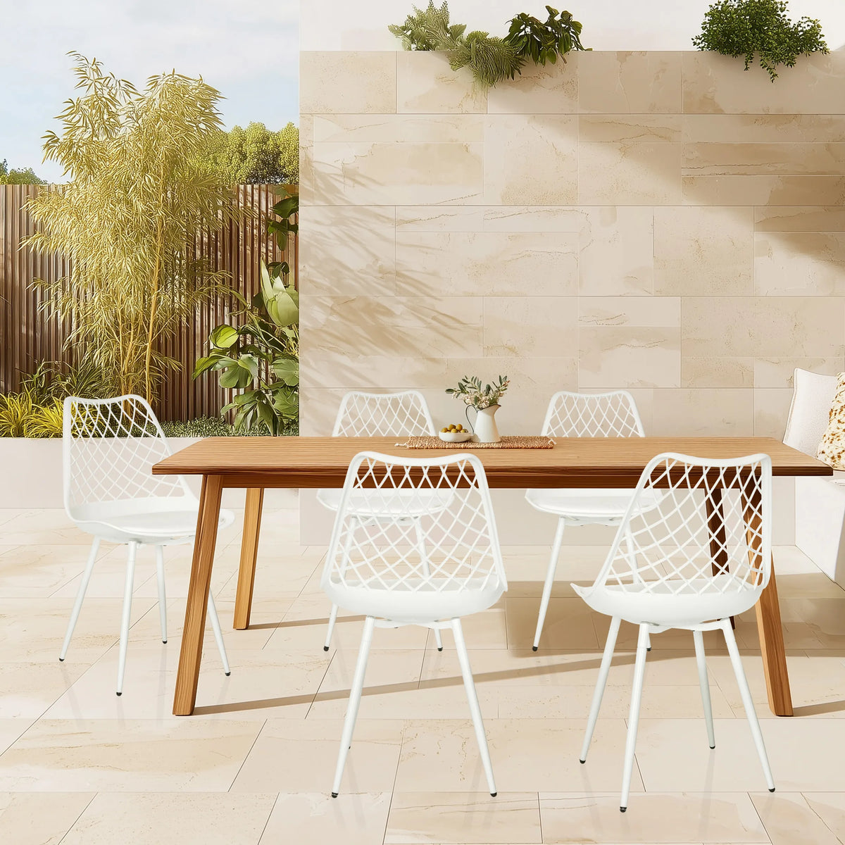 Cuatro sillas de exterior blancas BEGIO S con respaldo de rejilla en una mesa de madera de hjh LIVING