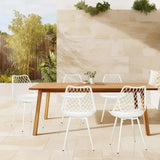 Cuatro sillas de exterior blancas BEGIO S con respaldo de rejilla en una mesa de madera de hjh LIVING