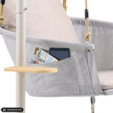 Bolsillo lateral con tablet y revista en la silla colgante Skylo con una pequeña mesa auxiliar de hjh LIVING (imagen generada por IA)