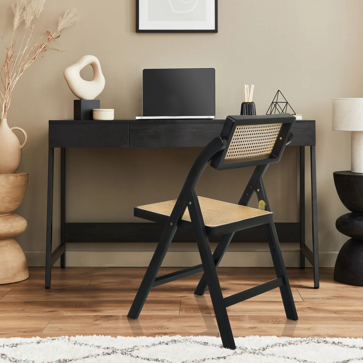 Silla plegable TUDELA BAMBOO en negro con asiento y respaldo de rejilla vienesa marrón de hjh LIVING