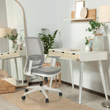Silla Home Office PROFONDO ECO W gris con reposabrazos y ruedas en una habitación luminosa de hjh OFFICE