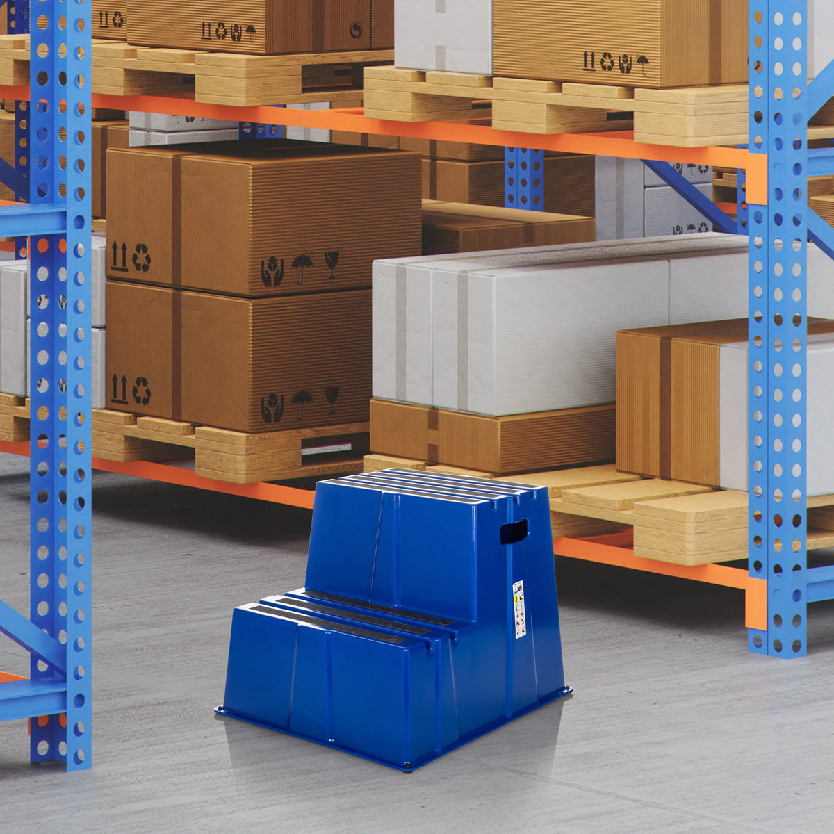 Taburete bajo azul TIO-E2 con dos peldaños delante de una estantería de hjh OFFICE