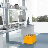 Taburete bajo amarillo TIO-E1 delante de una mesa de laboratorio en una habitación luminosa de hjh OFFICE