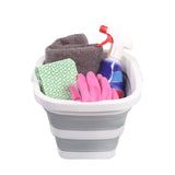 Contenedor plegable CLEAN SILE en gris y blanco con utensilios de limpieza como paños, guantes y una botella pulverizadora de hjh OFFICE
