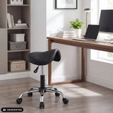 Taburete de montar Sattix en negro con base cruciforme cromada y ruedas de hjh OFFICE (imagen generada por IA)