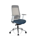 Silla de oficina profesional CHIARO T2 WHITE con respaldo de malla gris, asiento azul y estructura blanca de hjh OFFICE