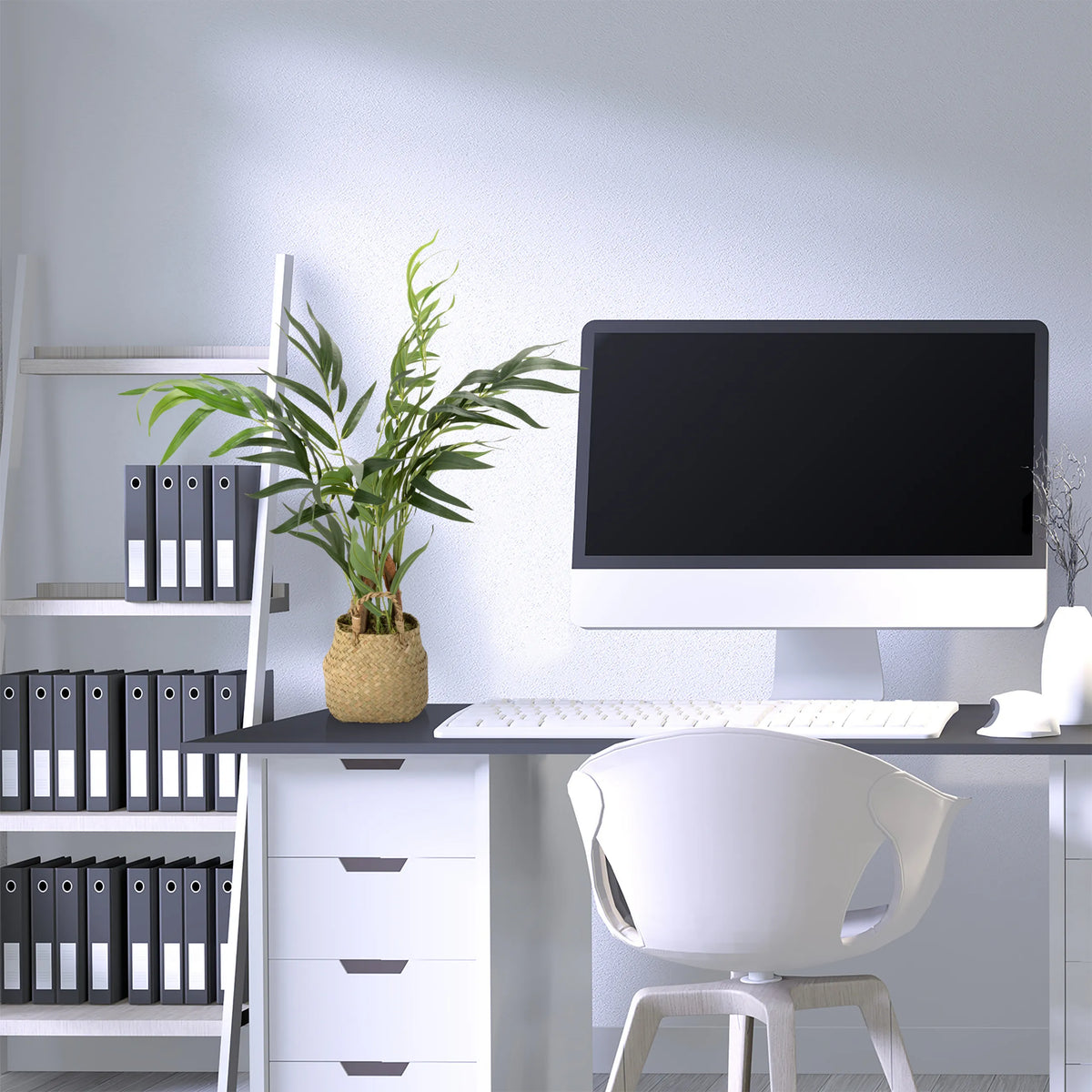 Planta artificial verde CHAMAEDOREA en una maceta tejida sobre un escritorio de hjh OFFICE