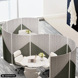Separadores Flexmiut Wave grises de protección visual y acústica con patrón geométrico de hjh OFFICE (imagen generada por IA)