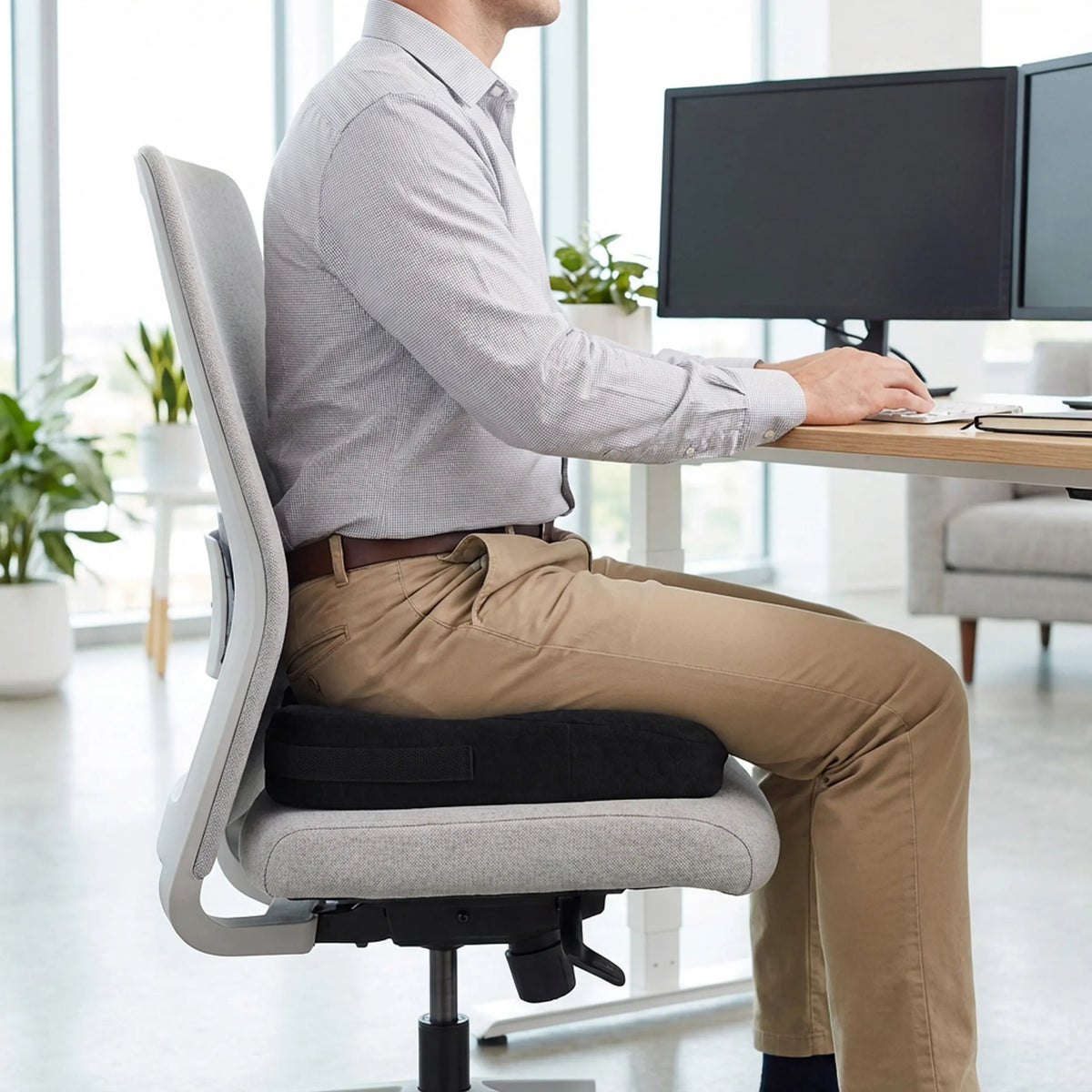 Cojín del asiento MEDISIT II negro sobre una silla de oficina gris claro de hjh OFFICE