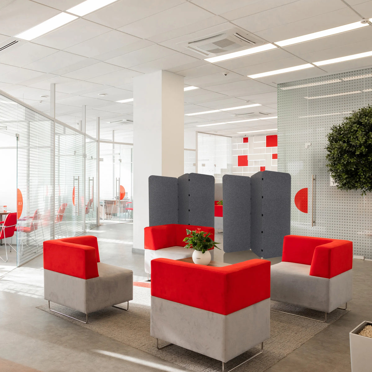 Separadores grises FLEXMIUT EL como divisores de ambientes en una oficina moderna de hjh OFFICE