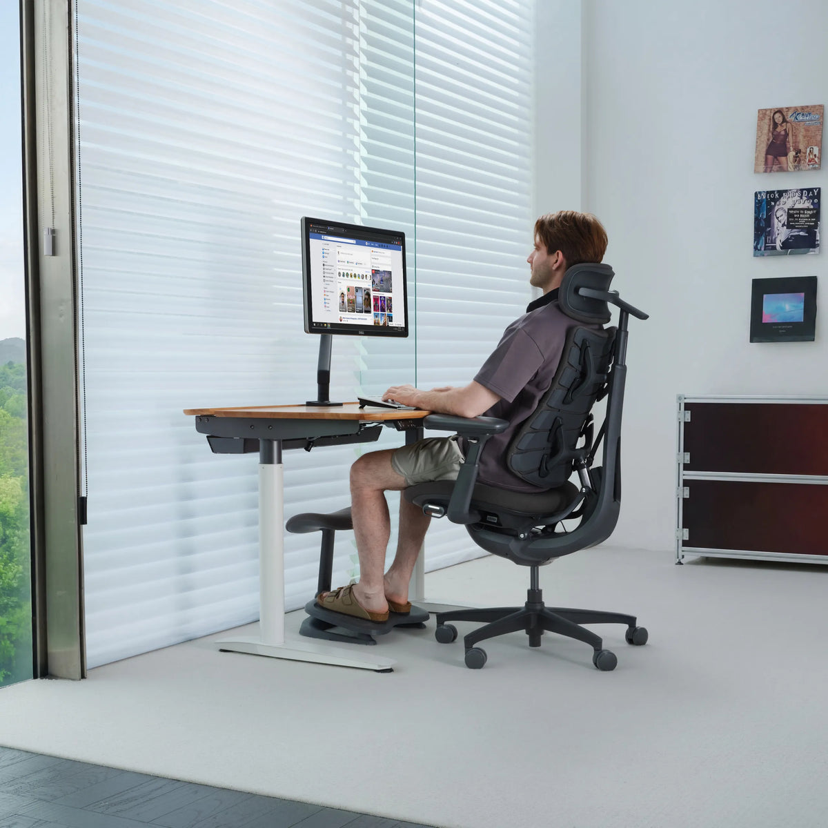 Silla alta gama LiberNovo Omni Gen en gris oscuro con reposacabezas y reposabrazos de Libernovo