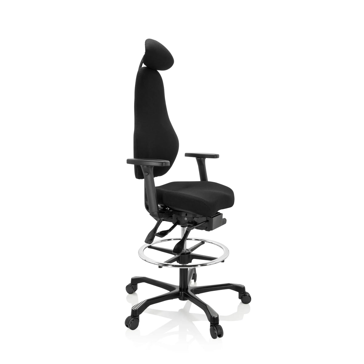 Silla de mostrador RESISTIO WORK negra con reposacabezas, aro reposapiés y base de cinco ruedas de hjh OFFICE – vista de 360° (vista frontal en diagonal 60°)