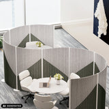 Separadores Flexmiut Wave grises de protección visual y acústica con patrón geométrico de hjh OFFICE (imagen generada por IA)