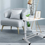 Escritorio de pie blanco STAND II con ruedas junto a un sillón gris de hjh OFFICE