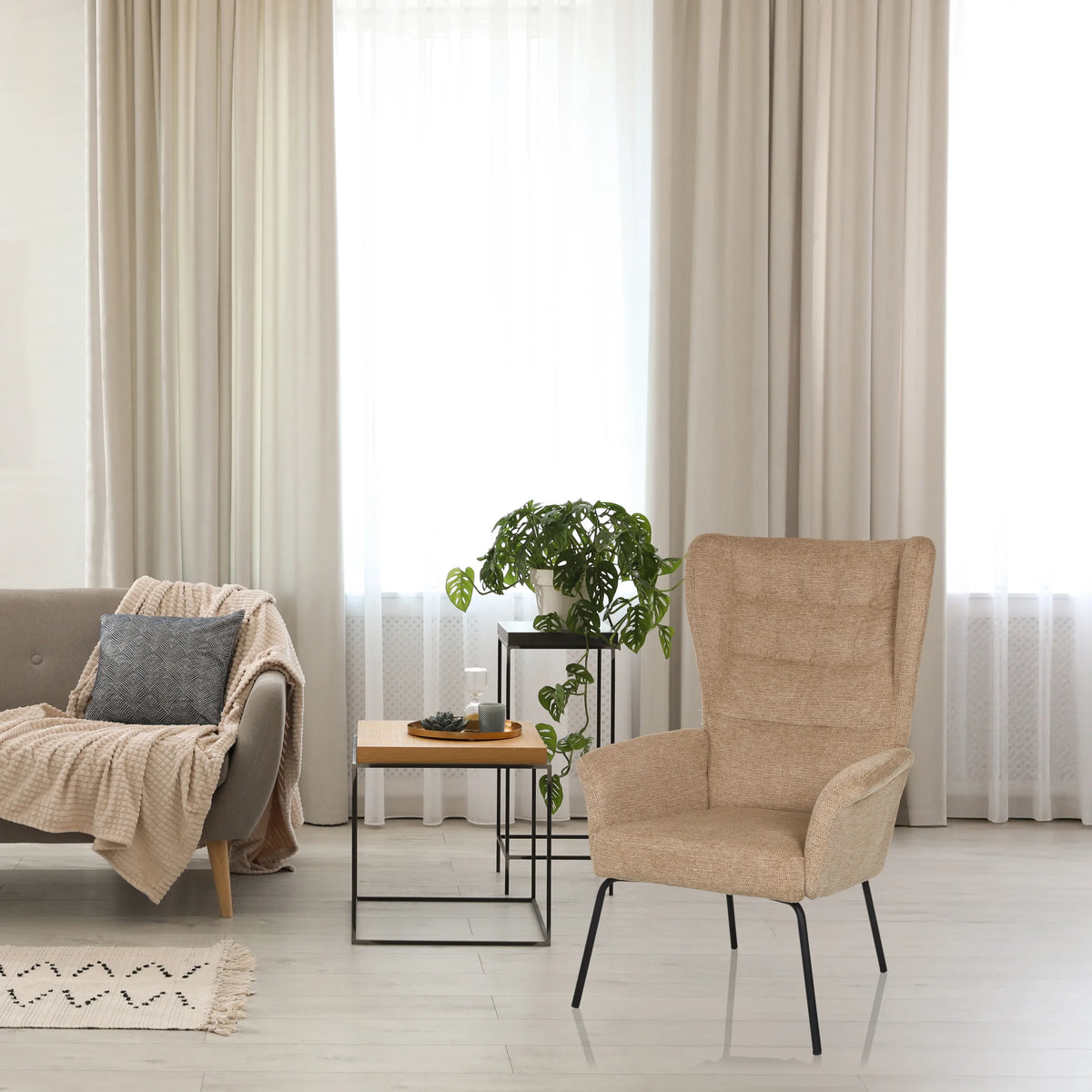 Sillón tapizado beige HAVENIO con respaldo alto y patas de metal negras de hjh LIVING