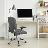Sillón de oficina Home Office CHARLES I en gris oscuro con base cromada y reposabrazos frente a un escritorio de hjh OFFICE