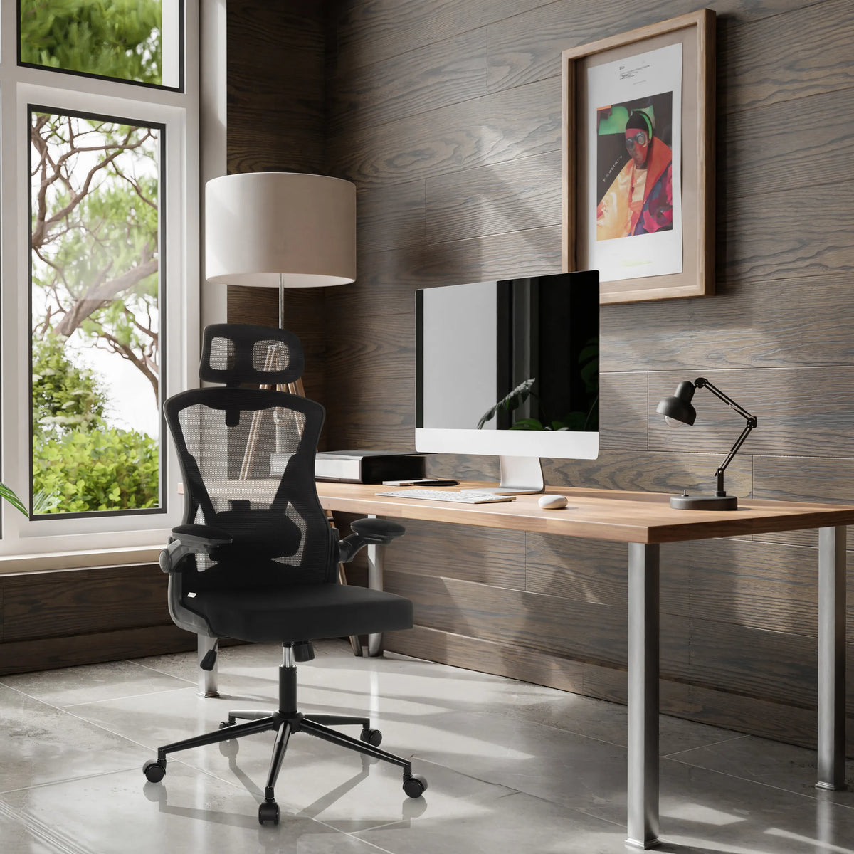 Silla de oficina profesional ARIGANO negra con respaldo de malla y reposacabezas en un escritorio de hjh OFFICE