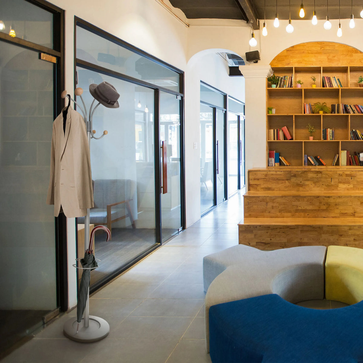 Perchero plateado SPACE con chaqueta, sombrero y paraguas de hjh OFFICE