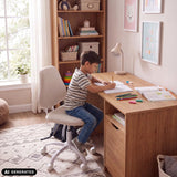 Silla giratoria para niños Lumikid de color beige en un escritorio de hjh OFFICE (imagen generada por IA)