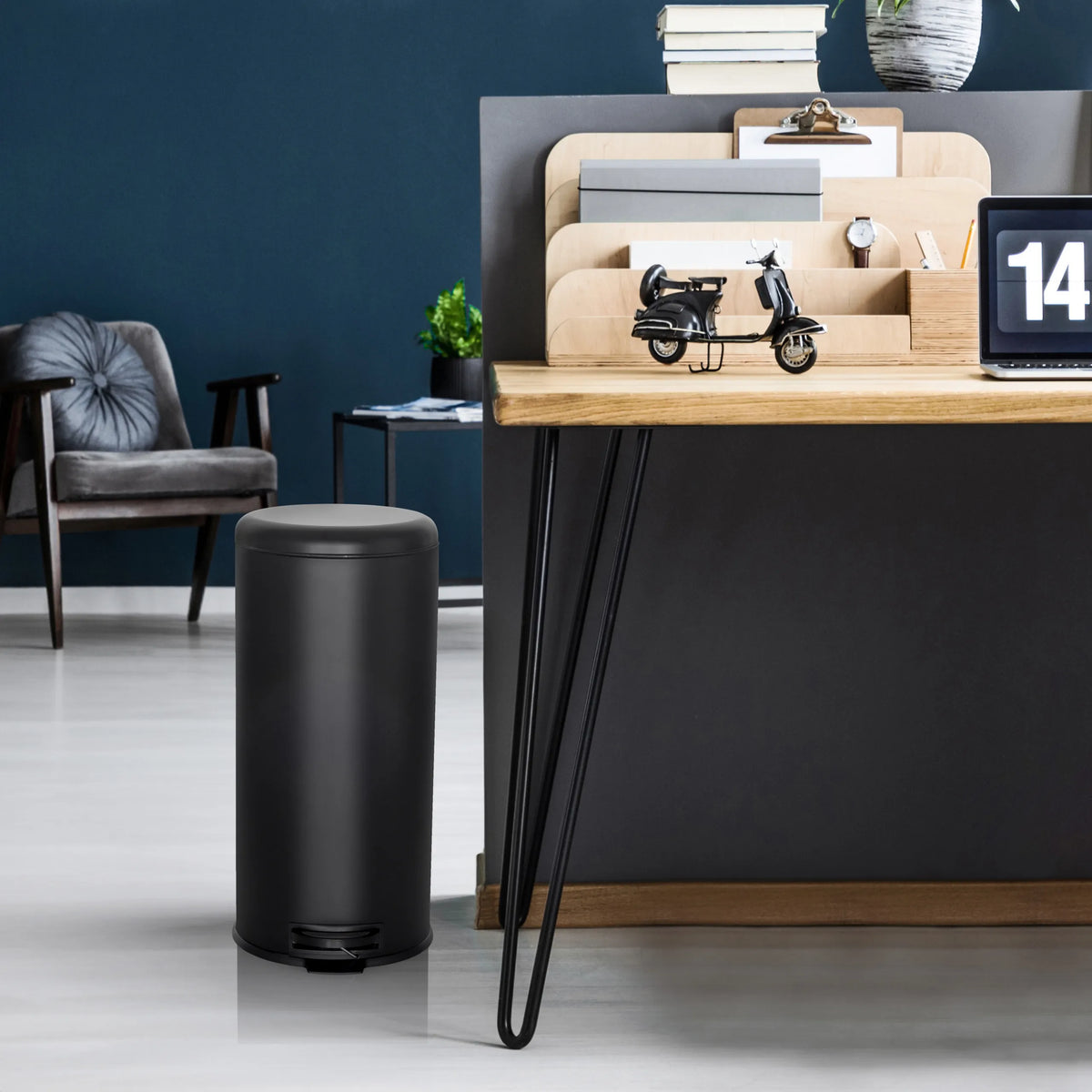 Papelera negra CLEAN STEP con capacidad de 30 litros de hjh OFFICE