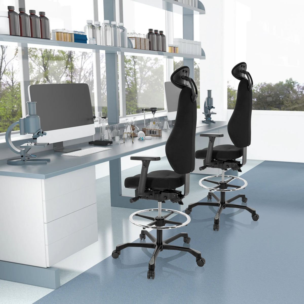 Dos sillas de mostrador RESISTIO WORK negras con reposapiés y reposacabezas en un laboratorio de hjh OFFICE