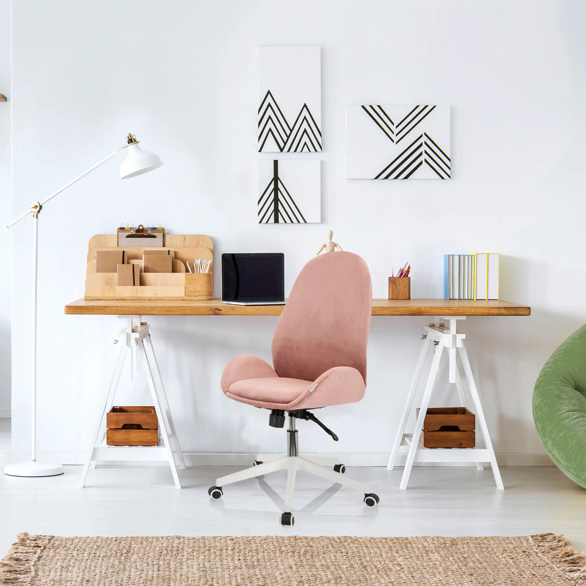 Silla Home Office AVEA en rosa con base de estrella blanca y ruedas delante de un escritorio de hjh OFFICE