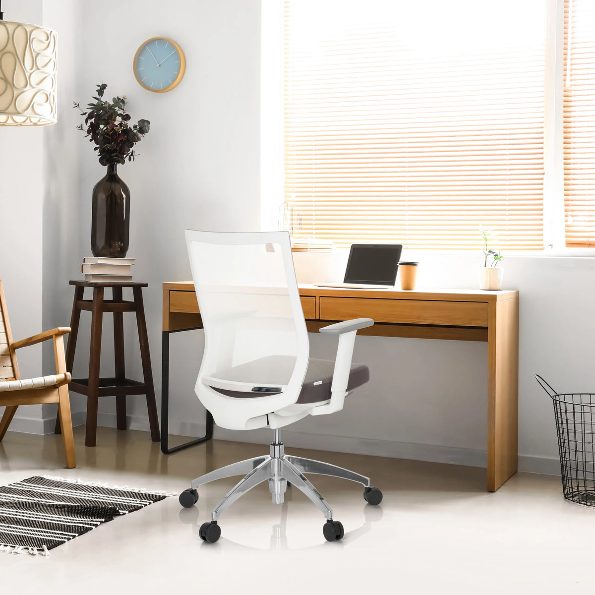 Silla de oficina profesional ASPEN WHITE en gris y blanco con respaldo de malla y reposabrazos en un escritorio de hjh OFFICE