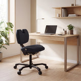 Silla ergonómica de rodillas EvoShift en negro en un escritorio de madera clara de hjh OFFICE