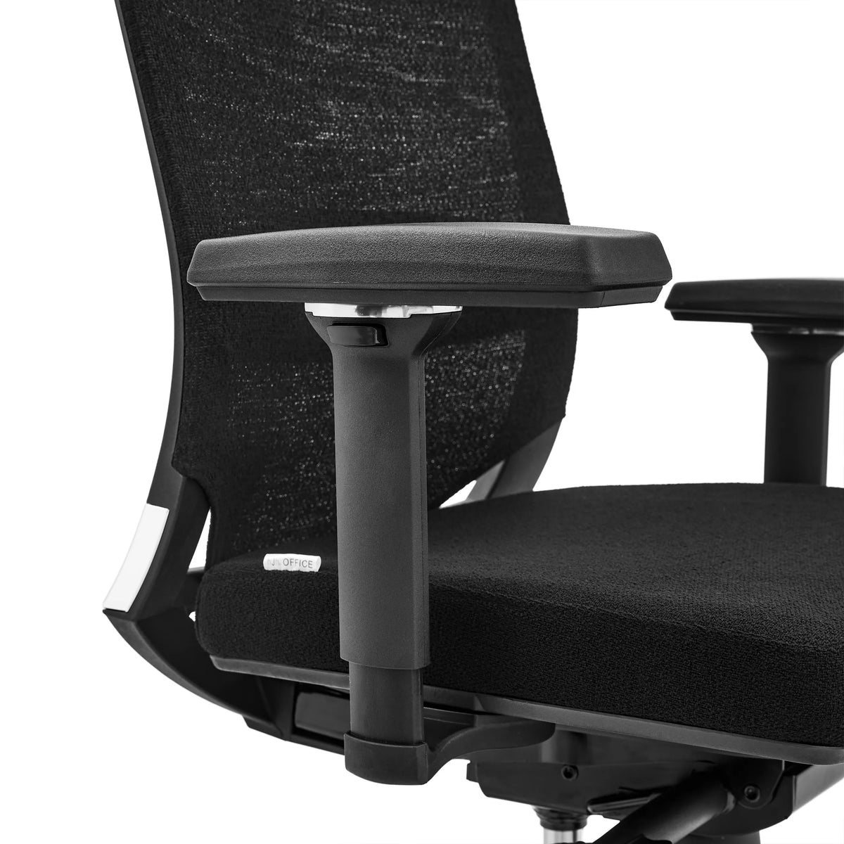 Reposabrazos de la silla de oficina profesional PORTO MAX HIGH I en negro con respaldo de malla y asiento de tela de hjh OFFICE