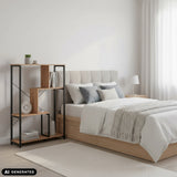 Estante Kalag Eco en negro y roble junto a una cama de hjh LIVING (imagen generada por IA)