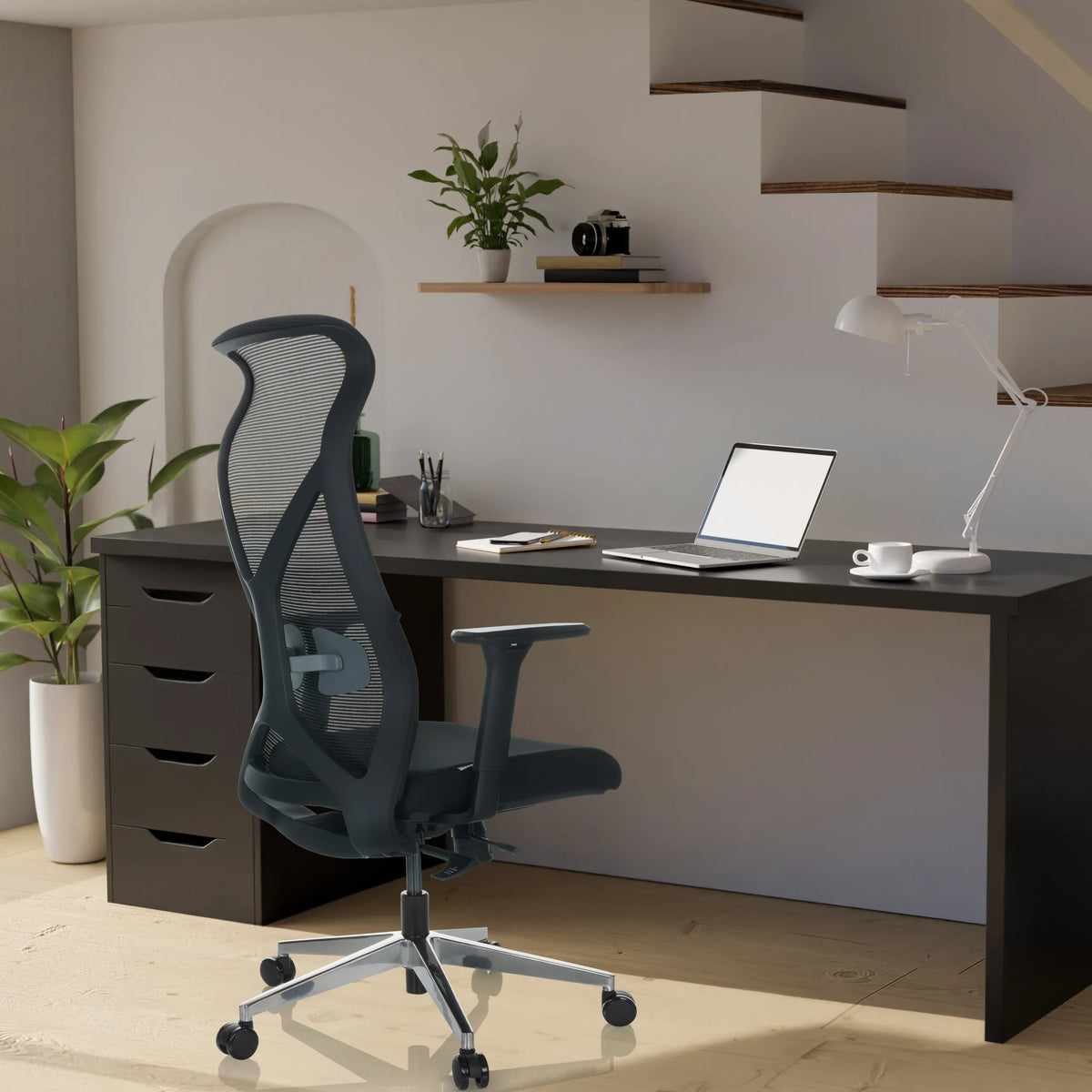 Silla de oficina profesional AZURRO B negra con respaldo de malla y reposabrazos delante de un escritorio de hjh OFFICE