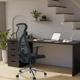 Silla de oficina profesional AZURRO B negra con respaldo de malla y reposabrazos delante de un escritorio de hjh OFFICE
