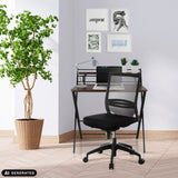 Silla de oficina profesional PORTO PRO negra con respaldo de malla en un escritorio de hjh OFFICE (imagen generada por IA)