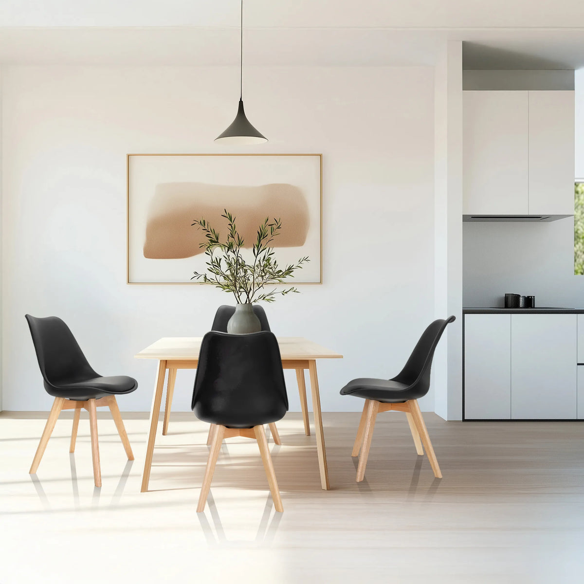 Cuatro sillas nórdicas SCANDI 4 negras con patas de madera en una mesa de comedor de hjh OFFICE