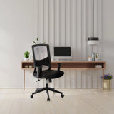 Silla de oficina profesional LAVITA negra con respaldo de malla y reposabrazos delante de un escritorio de hjh OFFICE