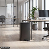 Papelera negra Clean Step 4 con capacidad de 60 litros en una oficina de hjh OFFICE (imagen generada por IA)
