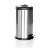 Papelera CLEAN X plateada con tapa negra y pedal de hjh OFFICE – vista de 360° (vista frontal en diagonal 45°)