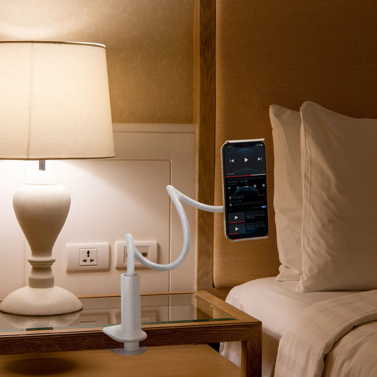 Soporte para teléfono móvil y tableta FLEXMOBI I blanco con brazo de cuello de cisne flexible en una mesa de noche de hjh OFFICE