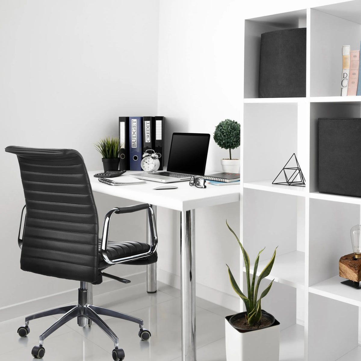Sillón de oficina profesional ASPERA 10 en negro con costuras transversales y reposabrazos cromados de hjh OFFICE