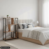 Estante Kalag Eco en negro y roble junto a una cama de hjh LIVING (imagen generada por IA)