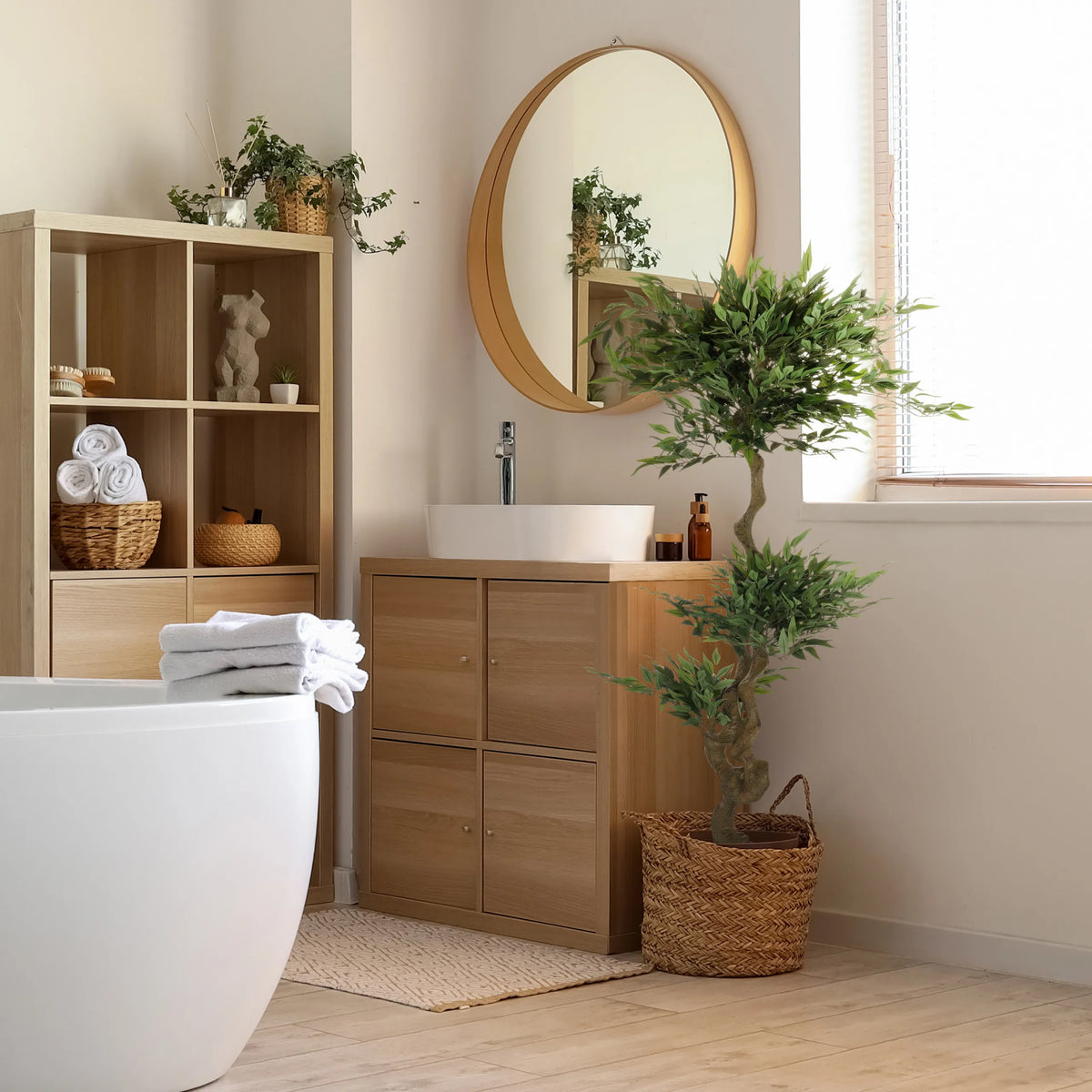 Planta artificial verde ACACIA en una cesta tejida en el baño de hjh OFFICE