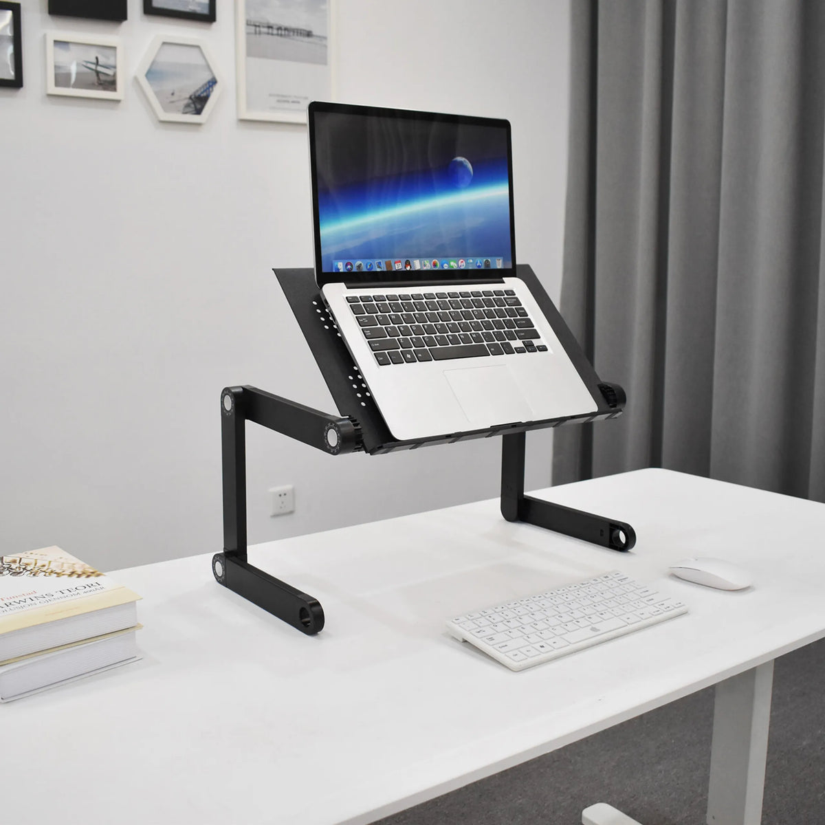 Soporte de escritorio VM-SA II en negro con un portátil sobre un escritorio blanco de hjh OFFICE