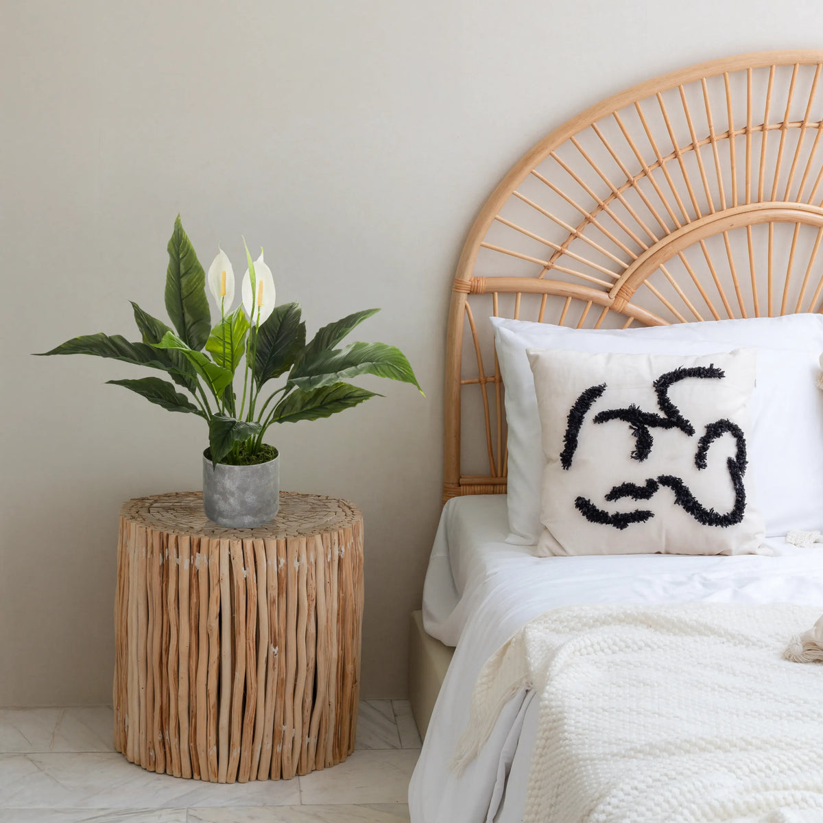 Planta artificial Spathiphyllum 1 en una maceta gris sobre una mesa auxiliar redonda de madera de hjh OFFICE