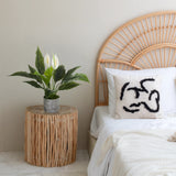 Planta artificial Spathiphyllum 1 en una maceta gris sobre una mesa auxiliar redonda de madera de hjh OFFICE