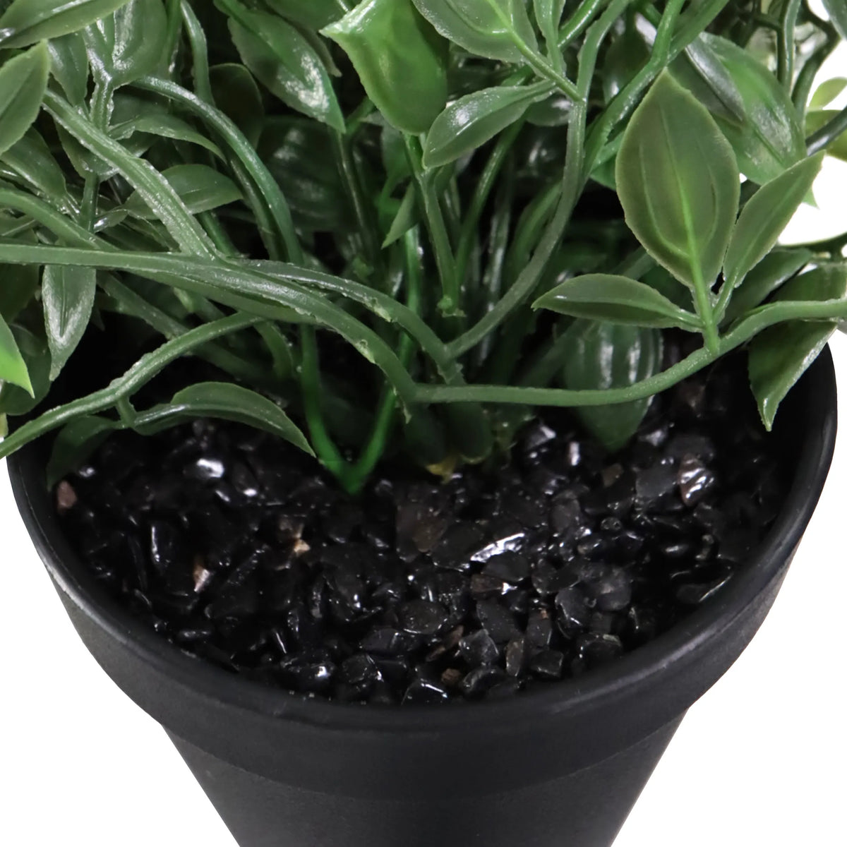 Hojas verdes y piedras decorativas negras de la planta artificial Epipremnum Climb en una maceta negra de hjh OFFICE