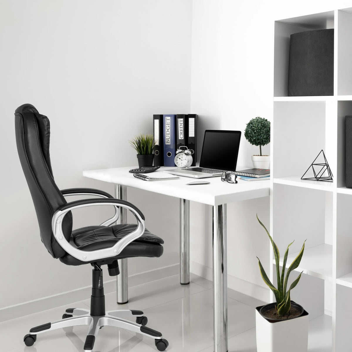 Silla gaming RELAX WB100 negra en un escritorio blanco en una oficina luminosa de MyBuero